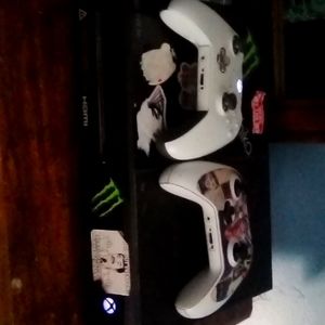 Xbox one 2 controller and comes with cords and works fine